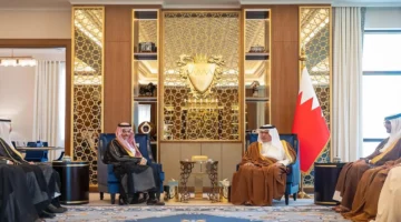 وزير الخارجية يبحث مع ولي عهد البحرين آفاقا جديدة للشراكة الاستراتيجية